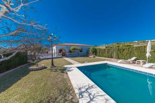 Chalet à Camino de montesol 12. Descubra el lujo y la comodidad en la zona de estepona: su oasis