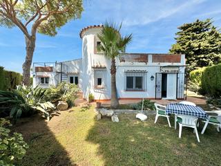 Chalet en Calle almeria 327g. Descubra el encanto y la inversión en la costa del sol: su villa