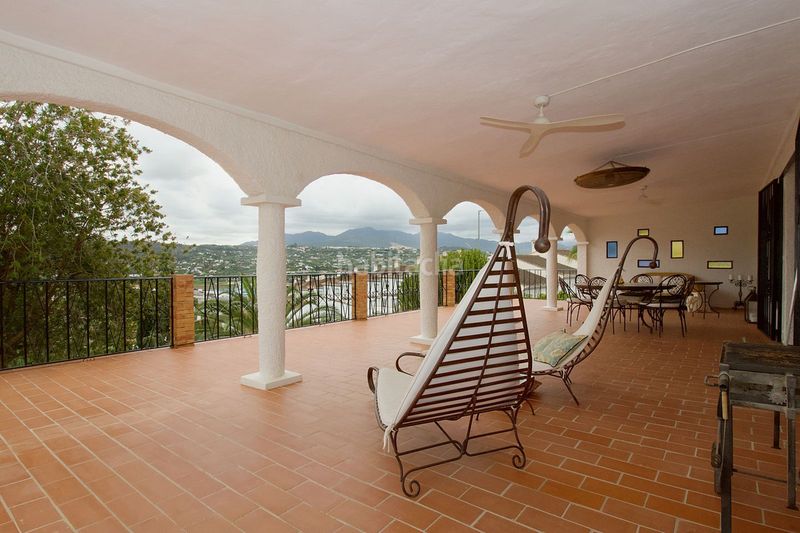 Foto 1bc584b2-8833-47a9-a8df-8aca60368319. Chalet en terreno sup.r.8 268 su refugio de paz y lujo en la costa del sol: una oportunidad única para familias en Coín