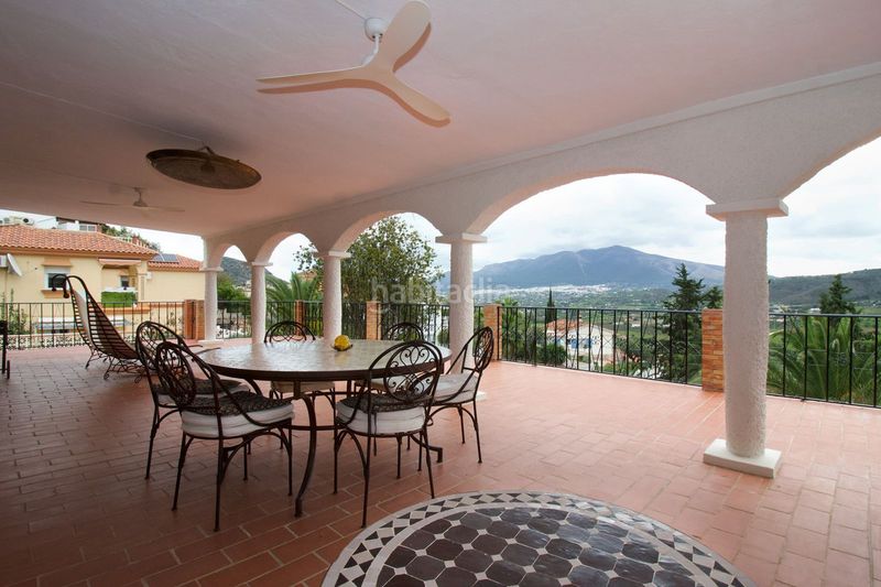 Foto 9832fbb0-acc5-44f8-81a5-7b629334a49c. Chalet en terreno sup.r.8 268 su refugio de paz y lujo en la costa del sol: una oportunidad única para familias en Coín