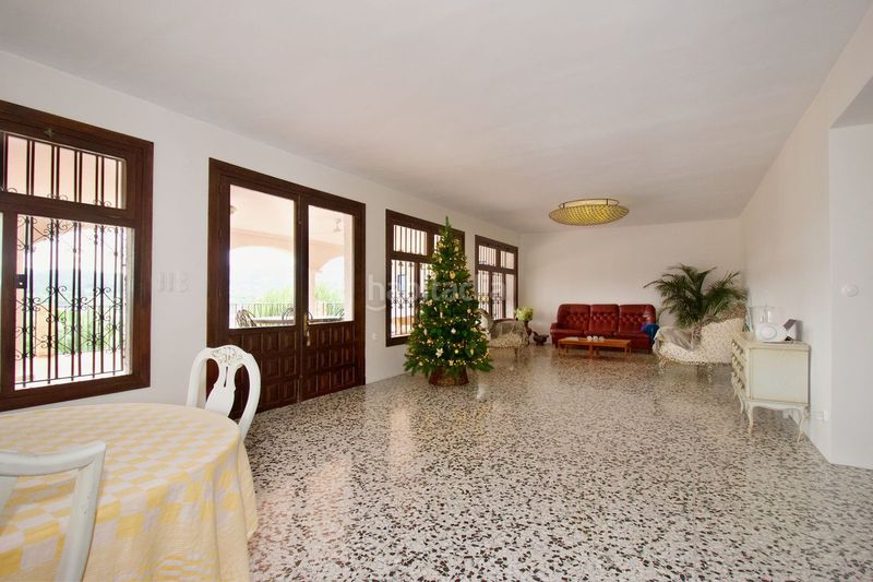 Foto c4f00ef4-fe3f-477c-94f8-4d4f6e5eef86. Chalet en terreno sup.r.8 268 su refugio de paz y lujo en la costa del sol: una oportunidad única para familias en Coín