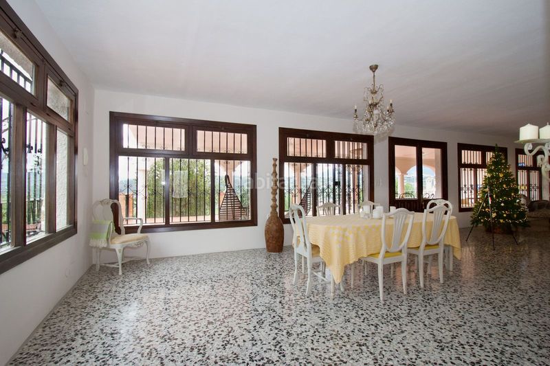 Foto d0ed73f2-9fa9-4efe-af37-930e3646c098. Chalet en terreno sup.r.8 268 su refugio de paz y lujo en la costa del sol: una oportunidad única para familias en Coín