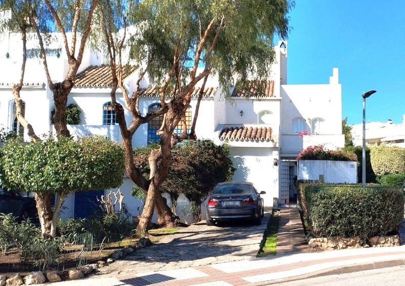 Foto b81cee00-4249-419f-bc4e-68d552ea91b9. Casa adossada amb aparcament piscina a Puerto Banús Marbella