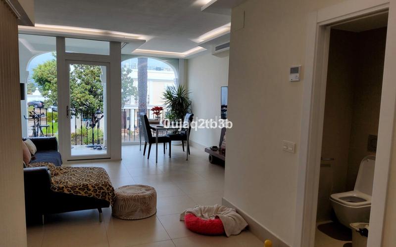 Foto 186ecff9-f1bf-407b-95ad-e3fd64a7c621. Maison jumelée avec piscine dans bahía de Marbella Marbella