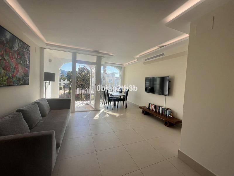 Foto 1ac27c78-e2df-4165-ab3c-cdf1fba0bfda. Maison jumelée avec piscine dans bahía de Marbella Marbella