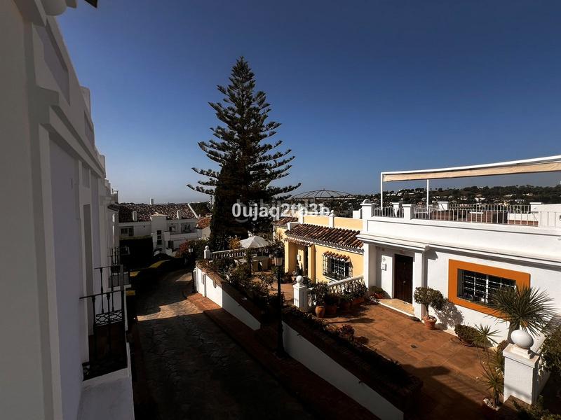 Foto d8c07fc3-fa7f-4513-9ded-7df5060ae11c. Maison jumelée avec piscine dans bahía de Marbella Marbella