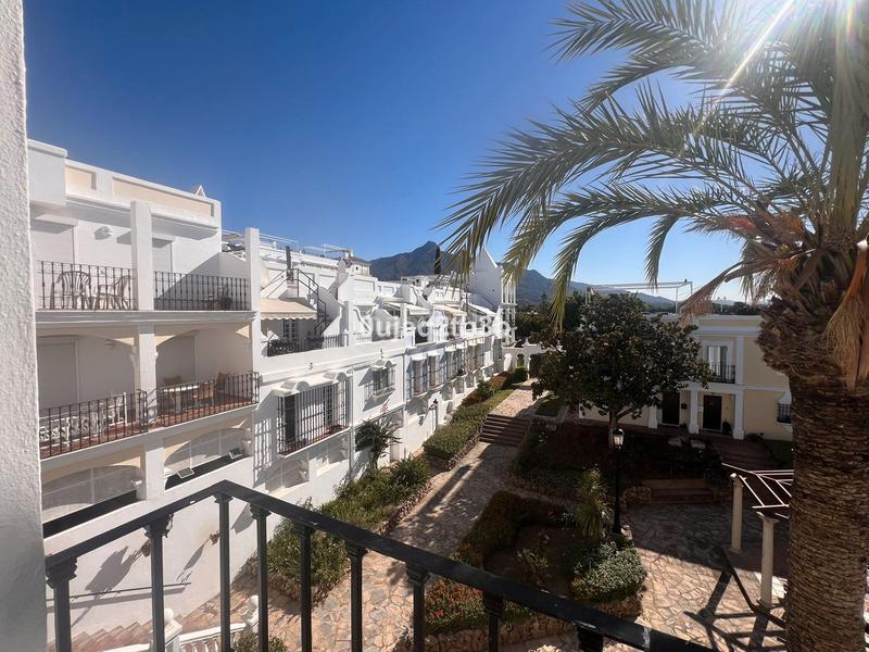 Foto fc7c9a06-1f28-40b0-b73a-1ef58b8b5caf. Maison jumelée avec piscine dans bahía de Marbella Marbella