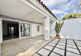 Casa adossada a Avenida de julio iglesias s/n. Descubra el lujo familiar y la inversión en puerto banús: su exc