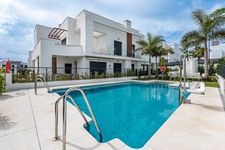 Maison jumelée à Calle espliego 11. Descubra su hogar ideal en la nueva milla de oro: un adosado exc