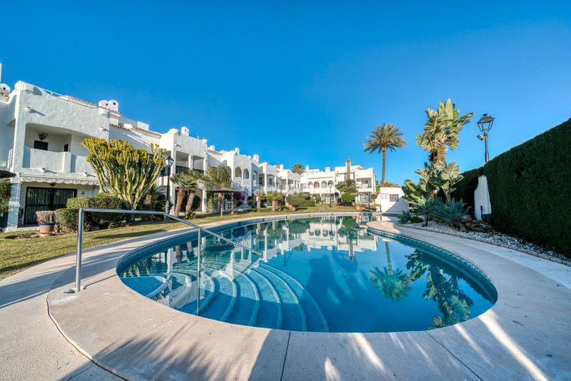 Foto 08236a46-edb9-4667-bfb2-a9d232279b16. Casa a schiera con piscina in Bel - Air Estepona