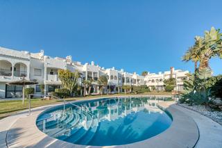 Maison jumelée à Calle trajano 4. Tu oasis en la nueva milla de oro de estepona te espera