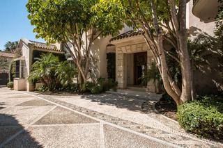 Chalet à Calle del ciervo 16. Descubra casa de jabalí: elegancia frente al mar en los monteros