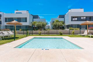 Àtic a N/a. Ático de ensueño en vanian green village: tu oasis en estepona