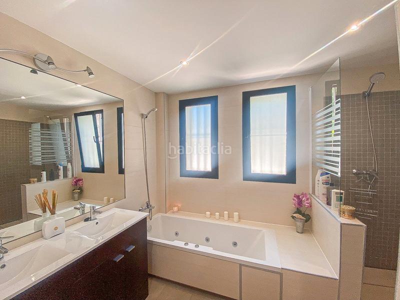 Foto 938af5d6-3c8d-4ca0-b9ff-e6d3e4b52e37. Apartamento tu oasis en selwo: lujo y confort a un paso del mar en Estepona