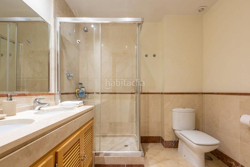 Foto 412748bd-9797-4ab9-a7e9-e4c3f8b16d55. Piso en calle las mimosas 5 las mimosas, Puerto Banús: su oasis de lujo y exclusividad le espera en Marbella