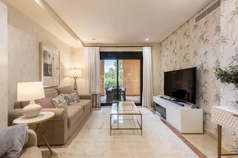 Foto ccfb563d-43f2-4cff-8e69-c7e3cd61ead7. Piso en calle las mimosas 5 las mimosas, Puerto Banús: su oasis de lujo y exclusividad le espera en Marbella
