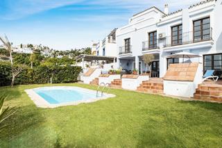 Maison jumelée à Calle la pacheca alta 22. La heredia: donde el sueño andaluz se encuentra con el lujo y vi