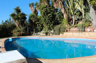 Chalet à Calle del rubí 62. ¡su paraíso andaluz le espera en atalaya: una villa con encanto