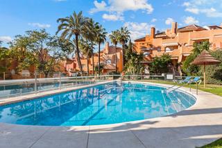 Casa adossada a Calle londres s/n. ¡descubra el lujo y la comodidad en el corazón de nueva andalucí