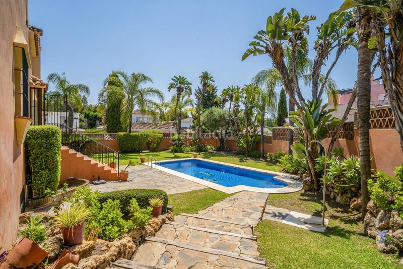 Foto 61069bb8-aa00-46f6-bacc-1e3a0370e317. Chalet dans calle 19 c 501 dans Guadalmina Alta Marbella