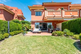 Maison jumelée à Calle nueva atalaya 37. Tu oasis en la costa del sol te espera