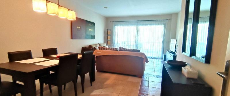 Foto 8c6e3b95-9f0a-43f4-ba0a-53da9f7a5e59. Piso en calle dunas de casasola 9e apartamento de lujo en benatalaya: tu oasis en la costa del sol en Estepona