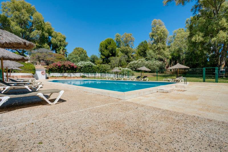 Foto 60c8fbdd-1b7a-4db7-b613-4807c2056f86. Piso en avenida del coral 43 tu paraíso en atalaya: exclusivo apartamento en planta baja en Estepona