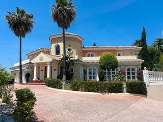 Xalet a La panera 19. Tu oasis de lujo en estepona