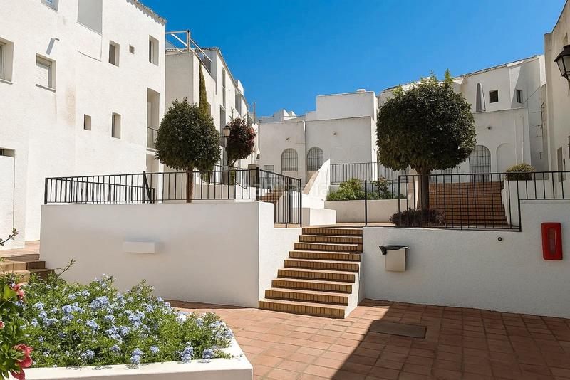 Foto 0b4c569d-770d-4164-b839-7f2ec1bca538. Piso en n-340 147 la duquesa: tu oasis mediterráneo en Manilva