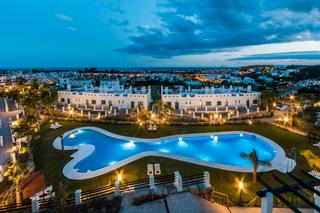 Pis a Avenida de la resina 105. Marina banús: tu joya en puerto banús