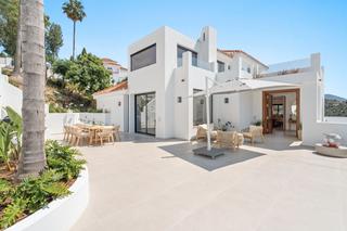 Chalet à Calle los granados 18. Villa de lujo con vistas panorámicas en marbella: el sueño medit