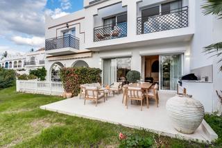 Chalet à Calle los granados 18. Exclusiva casa adosada en los potros: lujo renovado y vida famil
