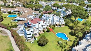 Maison jumelée à Avenida josé banús 32. Dúplex de ensueño en miragolf, nueva andalucía: lujo y golf en l