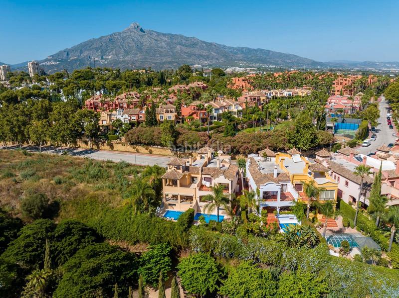 Foto aa5ddd40-1fee-4f98-9b91-a6c994b9eb49. Casa bifamiliare in calle vasari 11 in La Dama de Noche - La Alzambra Marbella