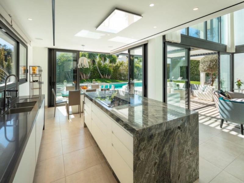 Foto fbb7e490-8ff9-4979-80ef-f8d50beb5245. Xalet a calle jesus puente 12 a Puerto Banús Marbella