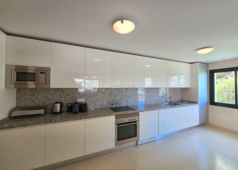 Foto f20b1e08-2d50-4c00-9ea6-1426a45b0762. Appartamento in avenida de ronda 3c in los arqueros - puerto del almendro Benahavís