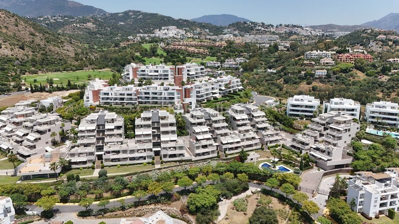 Foto cc06b3bc-fb34-46f6-bf80-a0f0311d67fc. Piso en avenida de ronda 3c los arrayanes: tu lujo en Benahavís