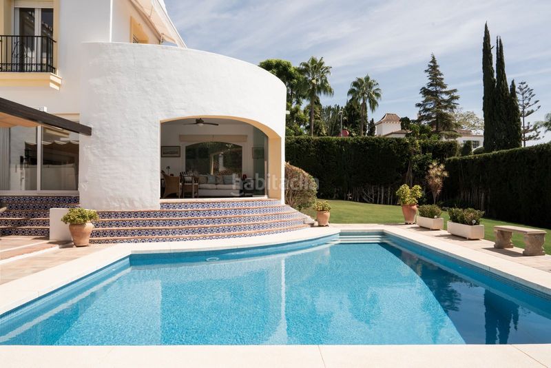 Foto 5fe4bc5d-6eb8-4df6-8e23-5811ecd1944f. Chalet en lugar urbanizacion el paraiso 514c el paraíso: tu villa de ensueño en Estepona