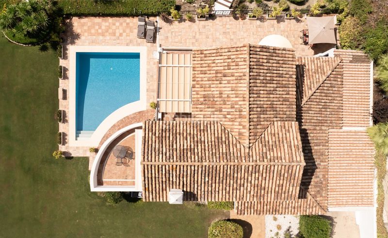 Foto cdc4fddf-0612-4be6-9504-27ff920a12e6. Chalet en lugar urbanizacion el paraiso 514c el paraíso: tu villa de ensueño en Estepona