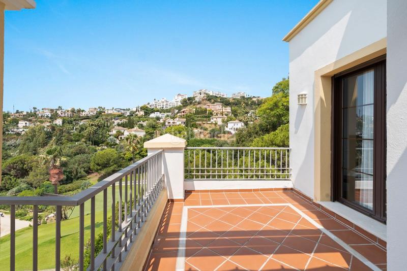 Foto c6856063-bd77-43e7-b975-88aa2d4d0ae3. Ático en urbanizacion torre esteril 100 ático en los arqueros: vistas golf y lujo en Benahavís