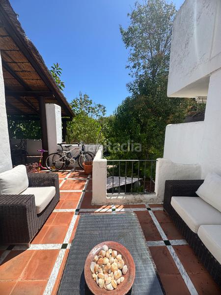 Foto 596246fb-f9be-498b-8912-7fc497268365. Location attique dans urbanización alhambra del golf 1 dans Estepona