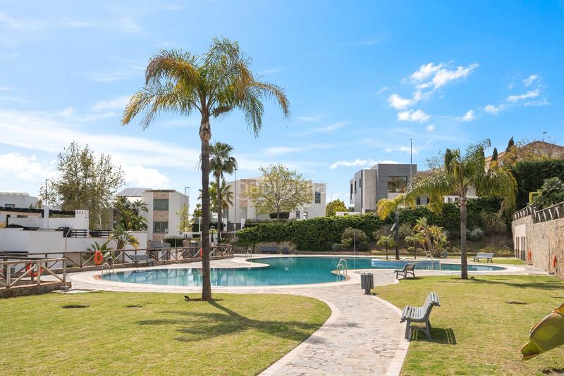 Foto d01fe3df-f8db-4041-a005-f98145f28fd3. Casa pareada en urbanizacion los altos de los monteros 11 oportunidad única: dúplex a 60 metros de la playa en la duquesa en Marbella