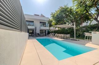 Chalet  Calle de la muralla 1. Villa valois: tu lujo en puerto banús