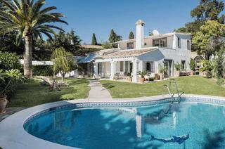 Xalet  Avenida tomás pascual 22. Villa andalusí: lujo y vistas al mar