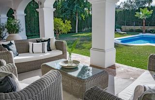 Chalet en Calle pléyades 28. Villa con encanto andaluz en las brisas: tu refugio de lujo en e