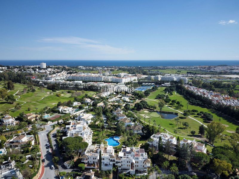 Foto 60a35ca8-82e9-4c44-bb4c-72698a1f87f6. Pis amb aparcament piscina a Los Naranjos Marbella