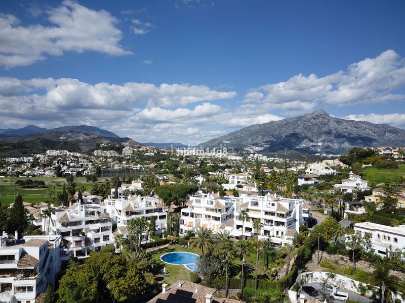 Foto c6bdfeae-93fa-47b5-9cb0-75a72a1262a1. Pis amb aparcament piscina a Los Naranjos Marbella