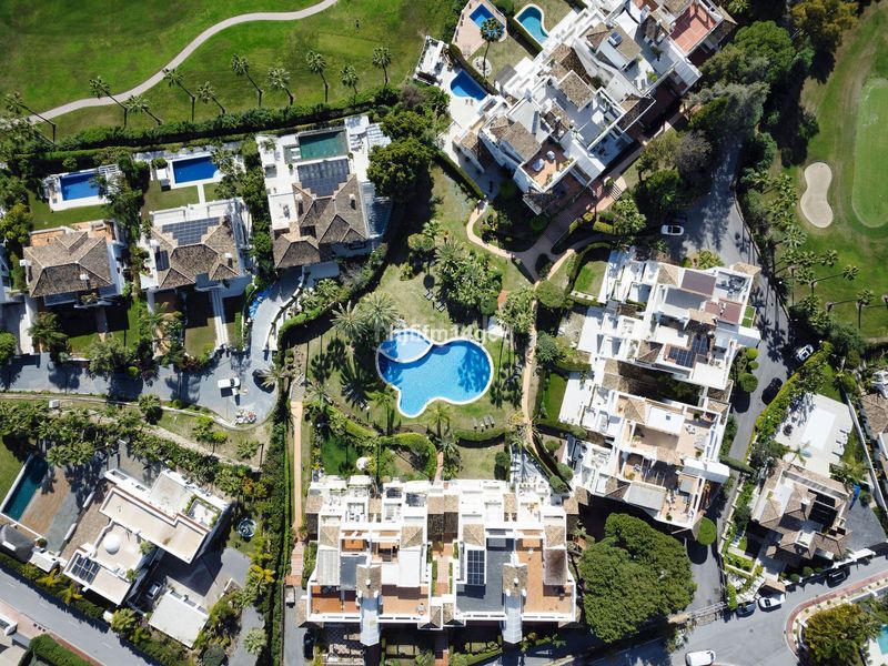 Foto fe014c43-9384-47cb-bf4b-a92f53f9308e. Pis amb aparcament piscina a Los Naranjos Marbella