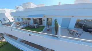Piso en Calle islas bermudas 116. Oceana gardens: ático de lujo con vistas al mar en la costa del
