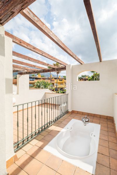 Foto 50d4e447-aa05-4605-9ae7-675455f71181. Casa adossada amb aparcament piscina a Nagüeles Alto Marbella